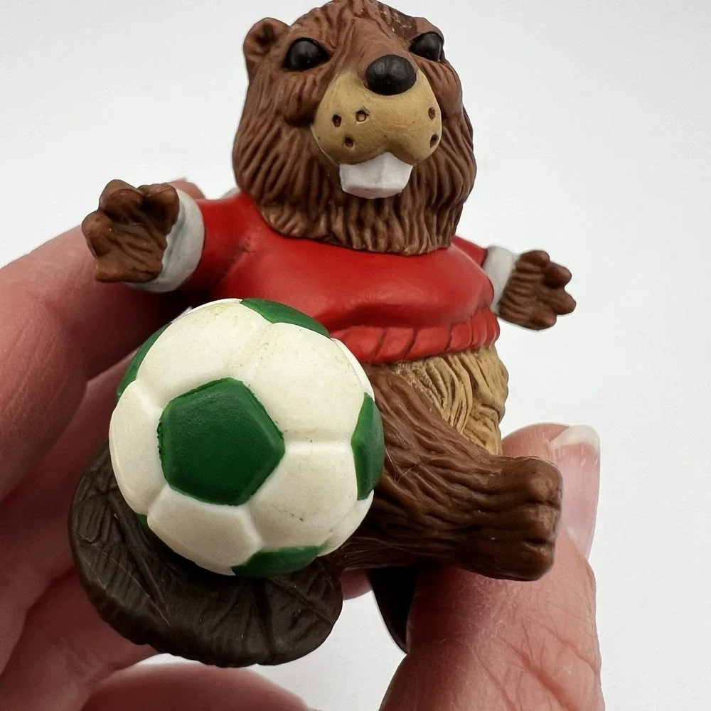 Vintage 1985 Hallmark Keepsake Christmas Ornament Soccer Beaver‎